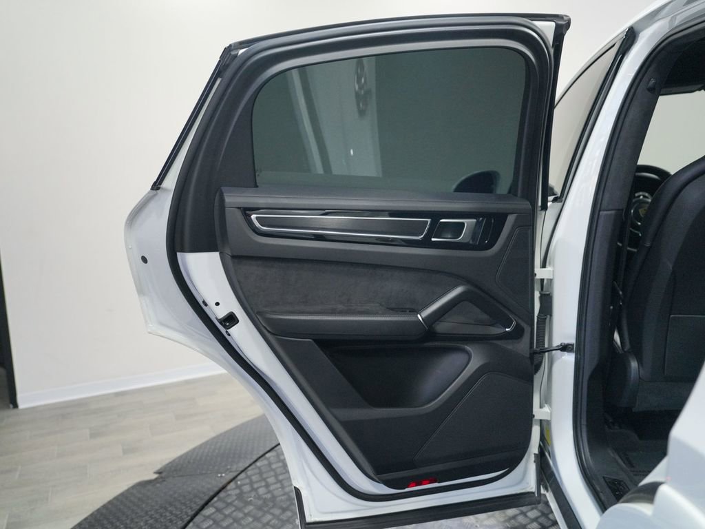 Used 2021 Porsche Cayenne GTS AWD/4WD image 13