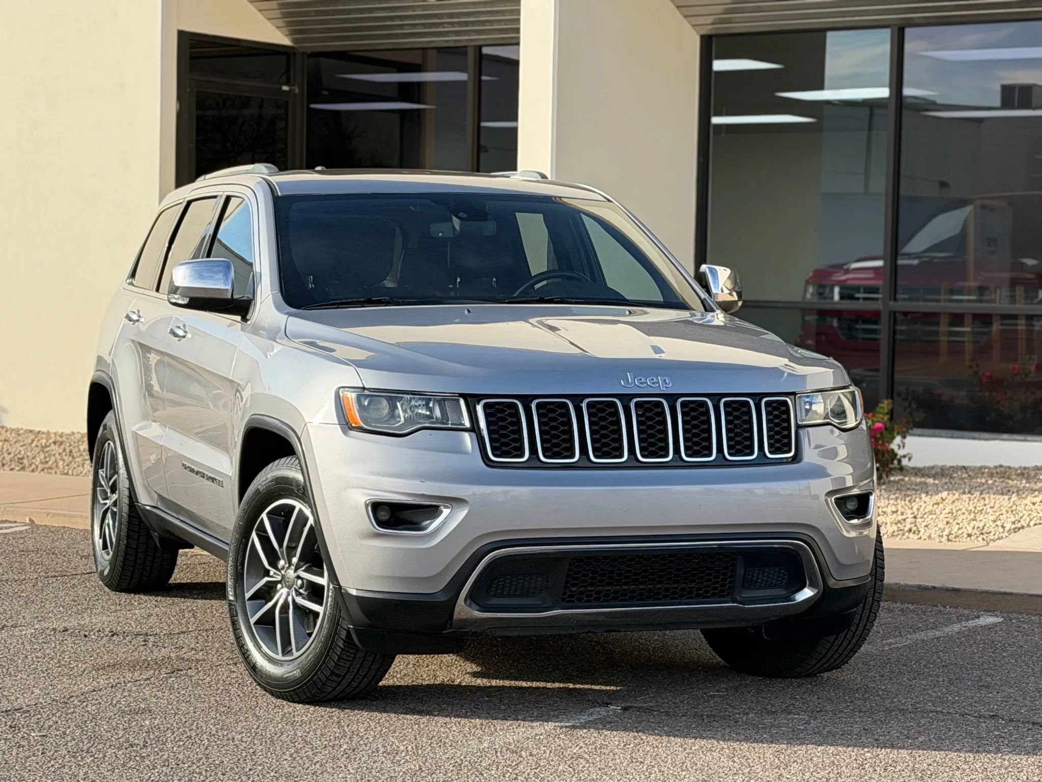Used 2020 Jeep Grand Cherokee Limited w/ Luxury Group II image 5