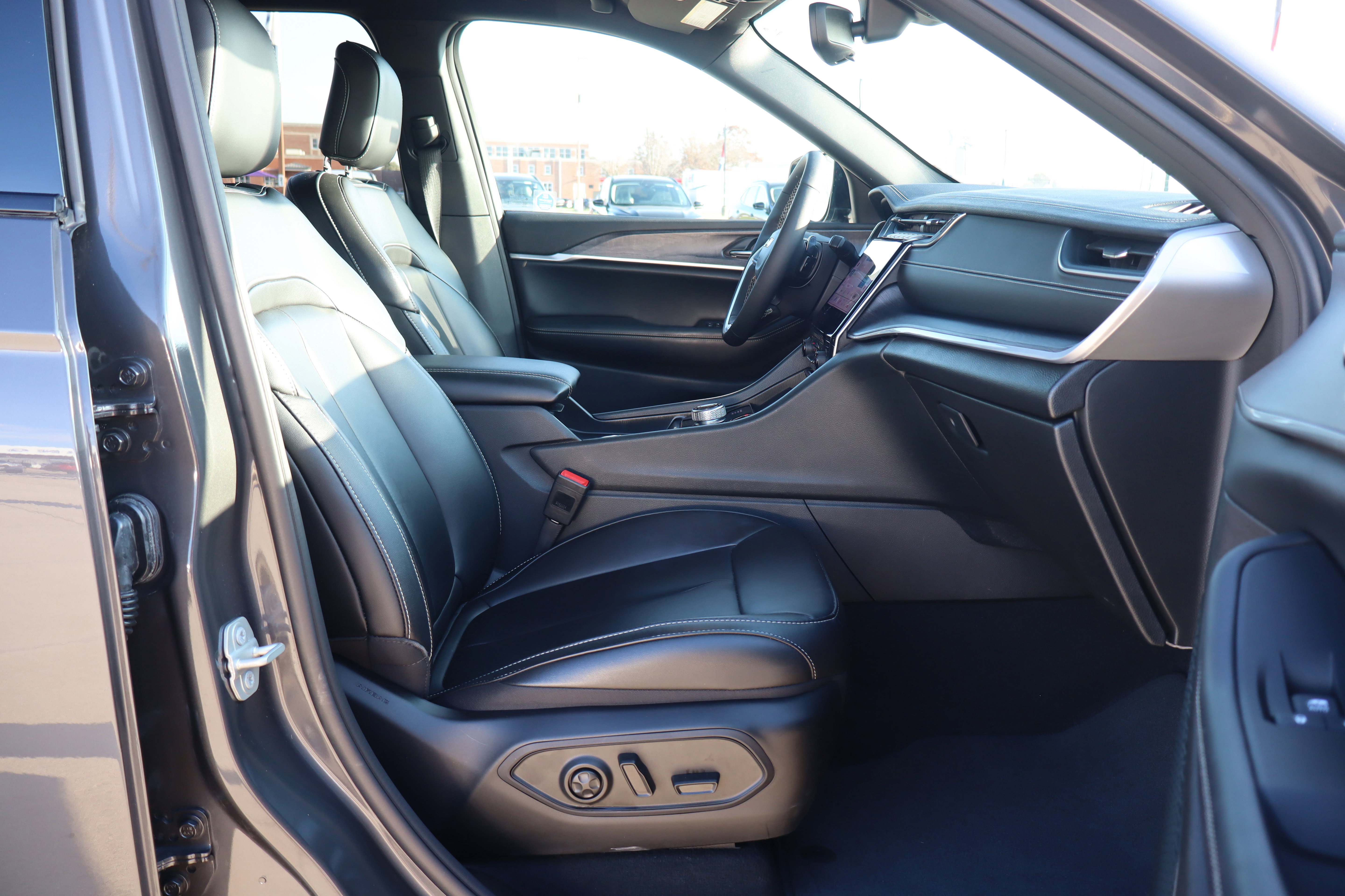 Used 2024 Jeep Grand Cherokee Limited w/ Black Appearance Package image 13