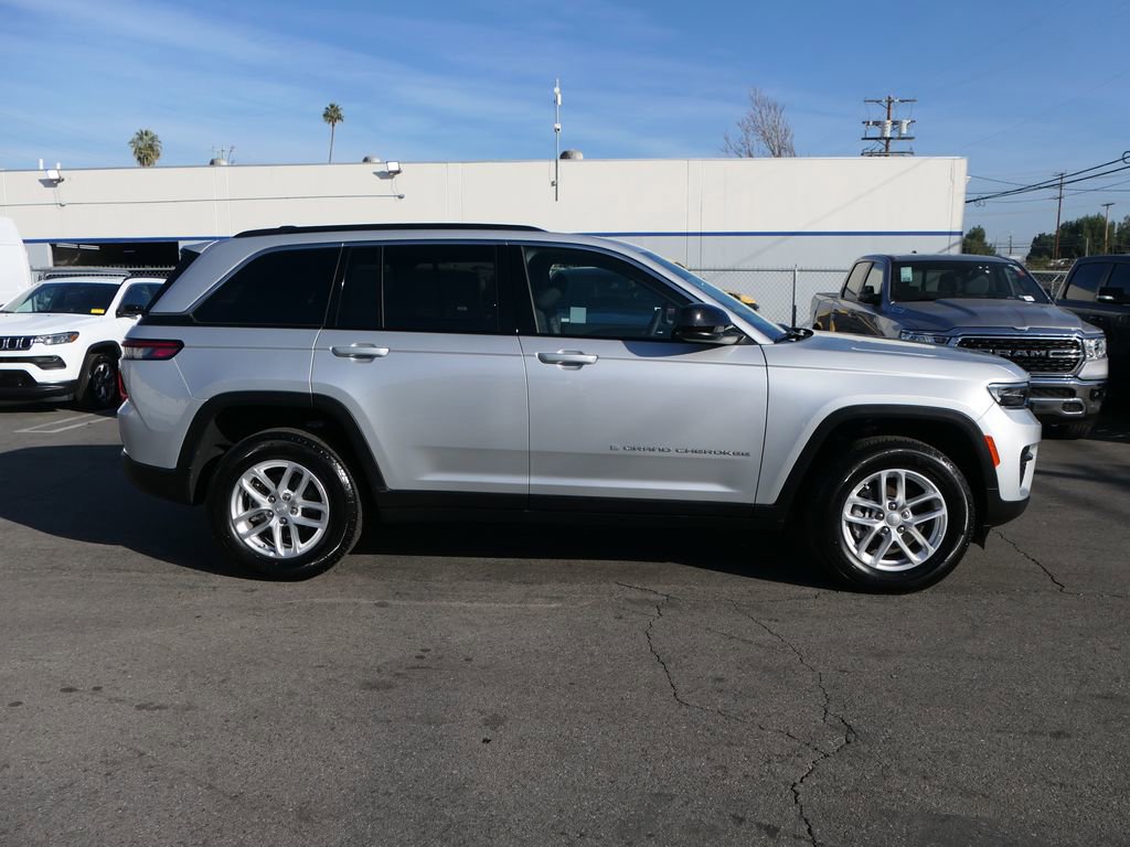 Used 2025 Jeep Grand Cherokee Laredo X w/ Luxury Tech Group I image 3