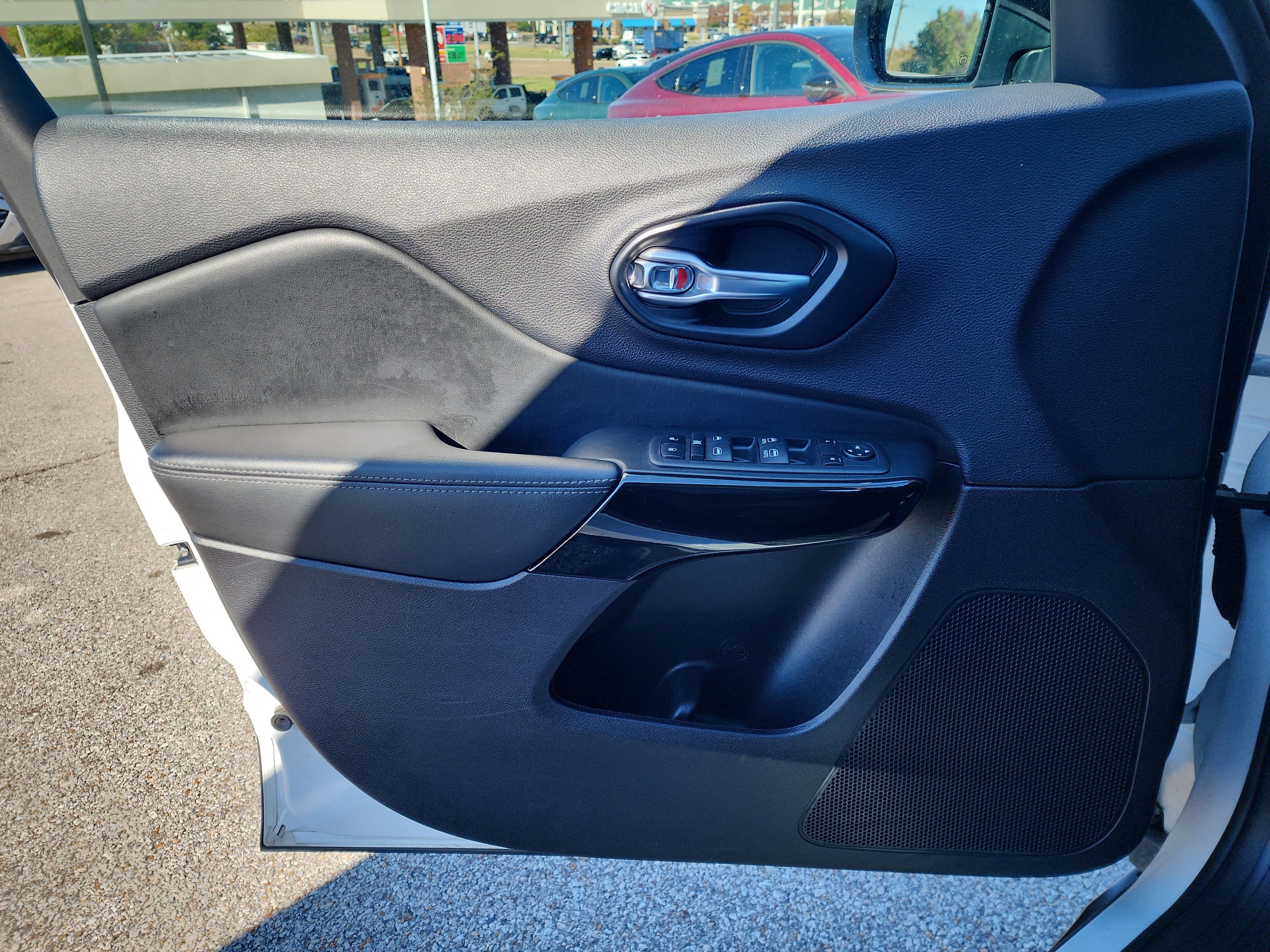 Used 2023 Jeep Cherokee Altitude Lux image 14