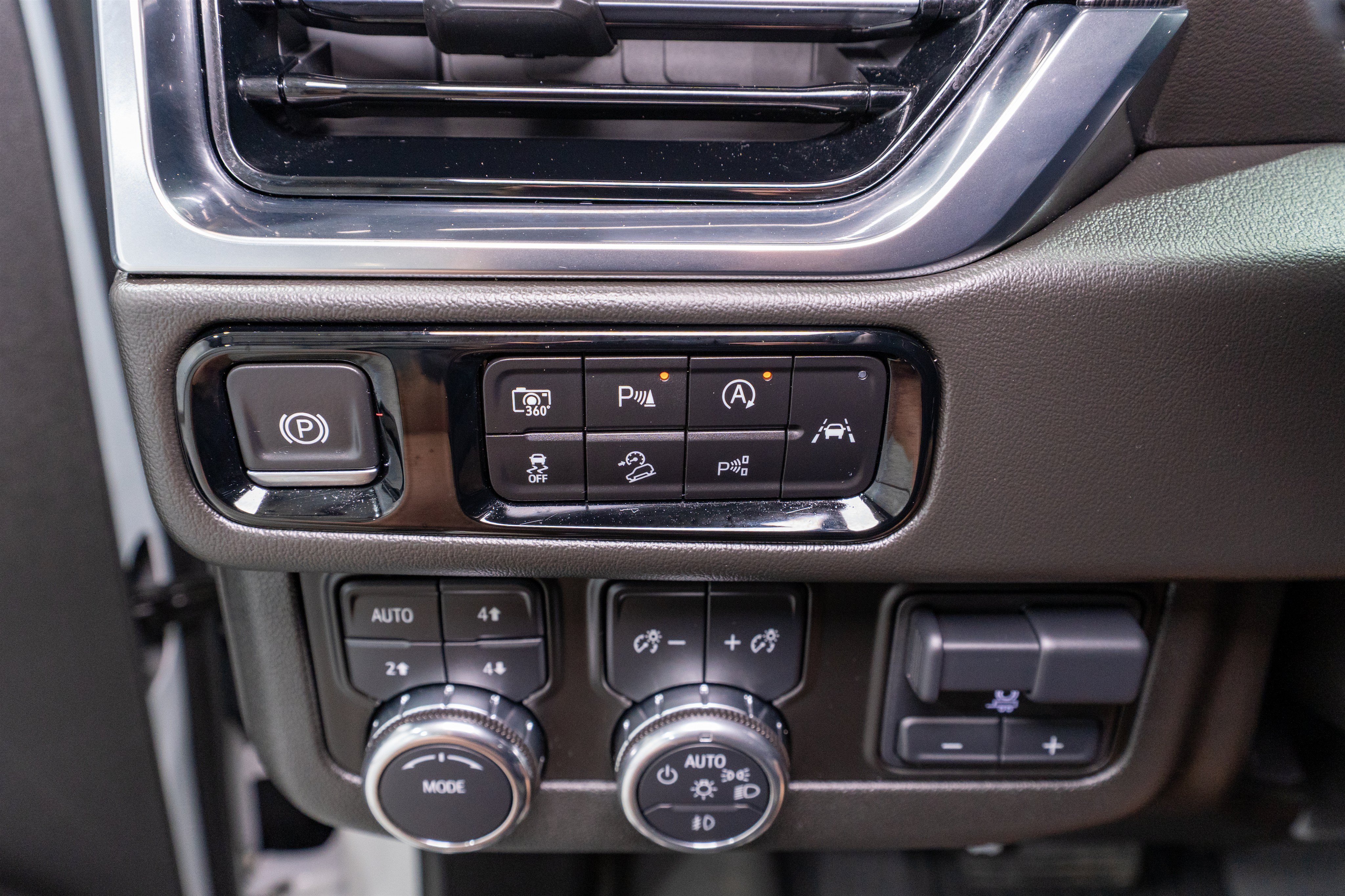 Used 2025 GMC Yukon Elevation w/ Elevation Premium Package AWD/4WD image 31