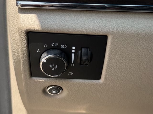 Used 2017 Jeep Grand Cherokee Limited AWD/4WD image 26