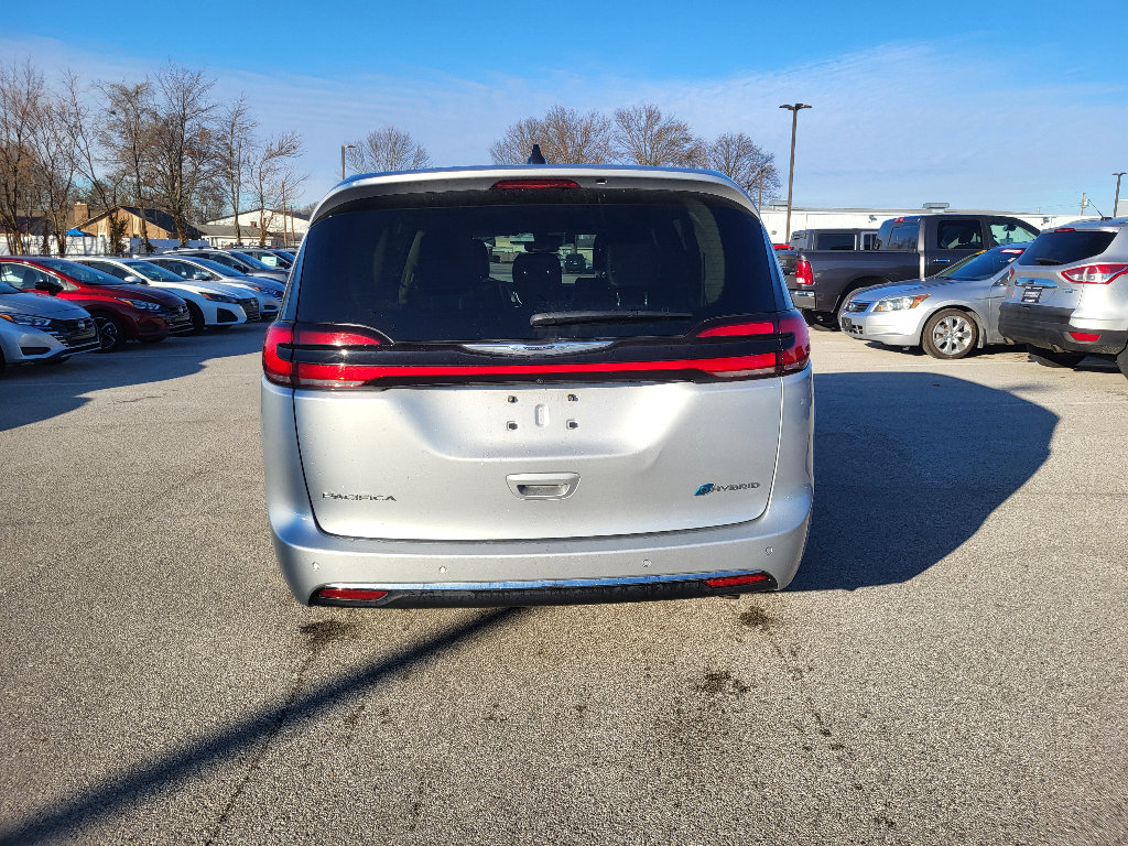 Used 2024 Chrysler Pacifica Select image 12