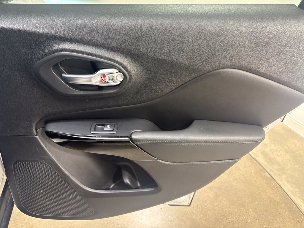 Used 2020 Jeep Cherokee Latitude Plus AWD/4WD image 24