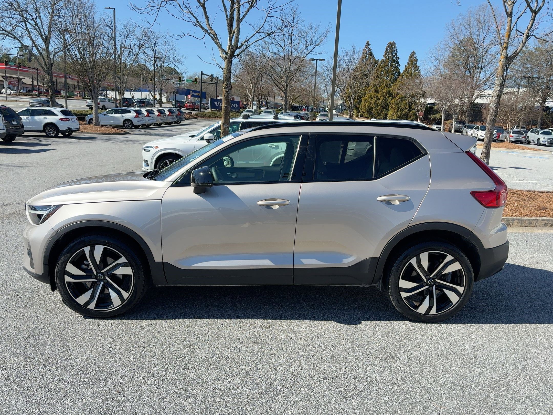 Used 2023 Volvo XC40 B5 Plus w/ Climate Package image 2