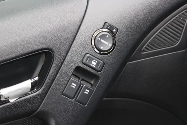 Used 2011 Hyundai Genesis 3.8 RWD image 10