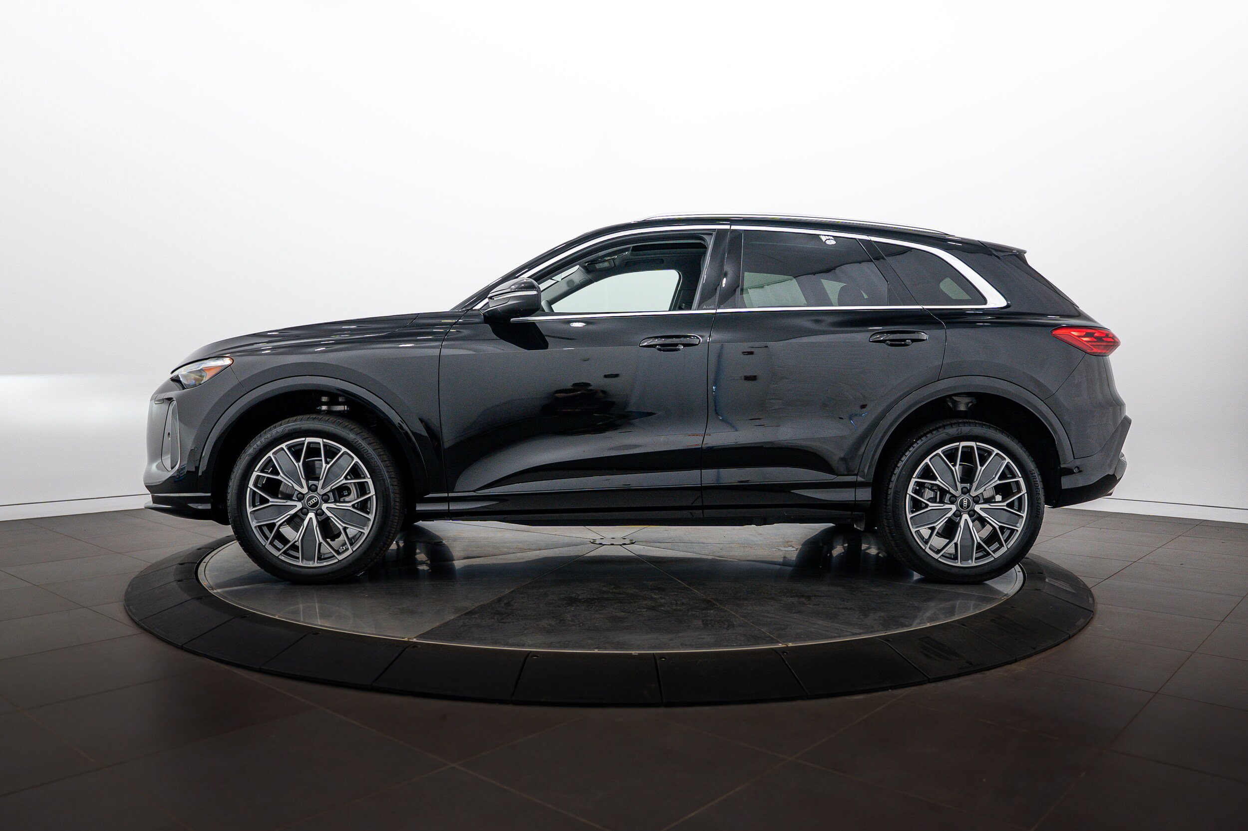 Used 2025 Audi Q5 Premium Plus w/ Premium Plus AWD/4WD image 6