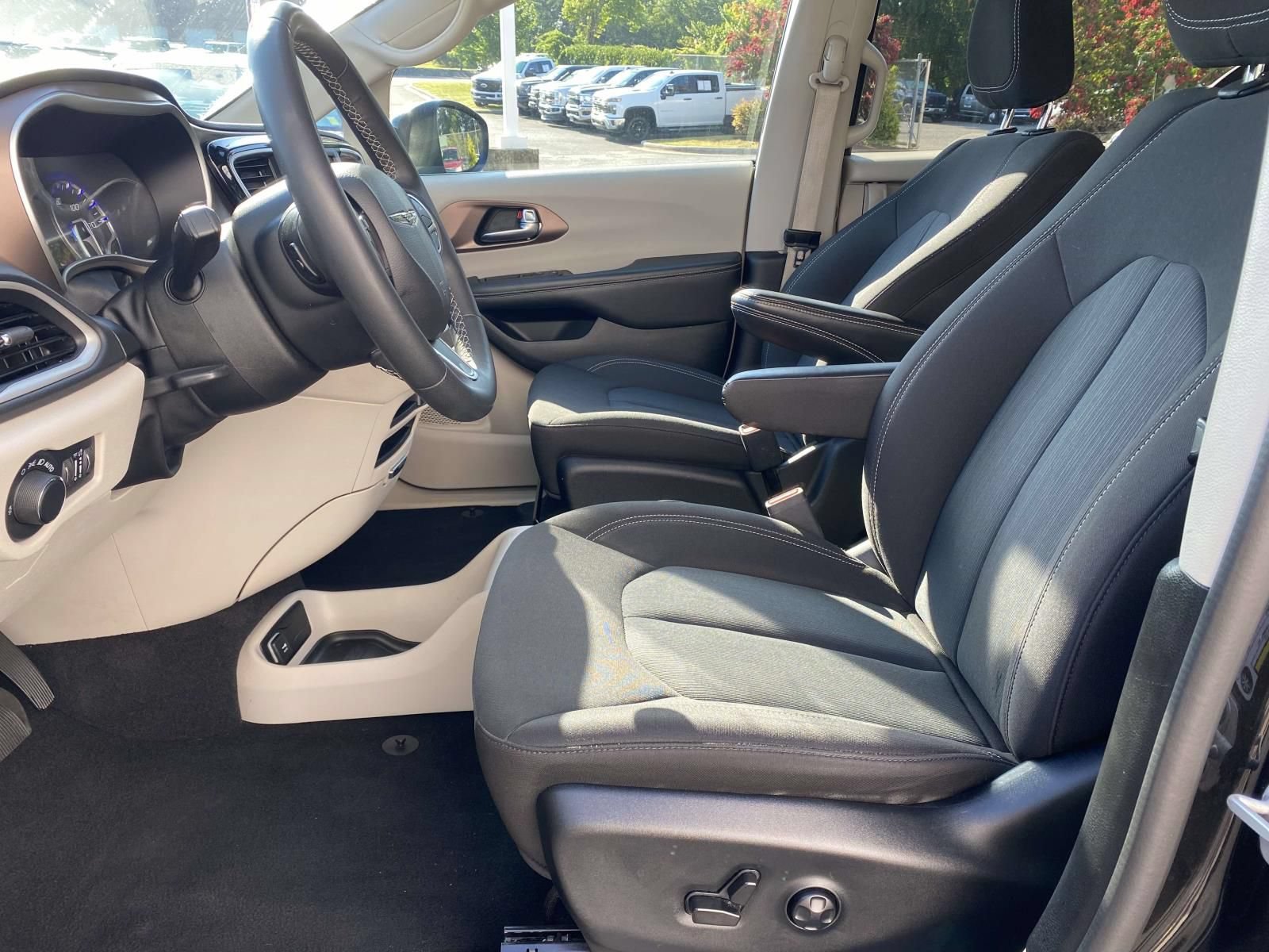 Used 2023 Chrysler Voyager LX FWD image 12