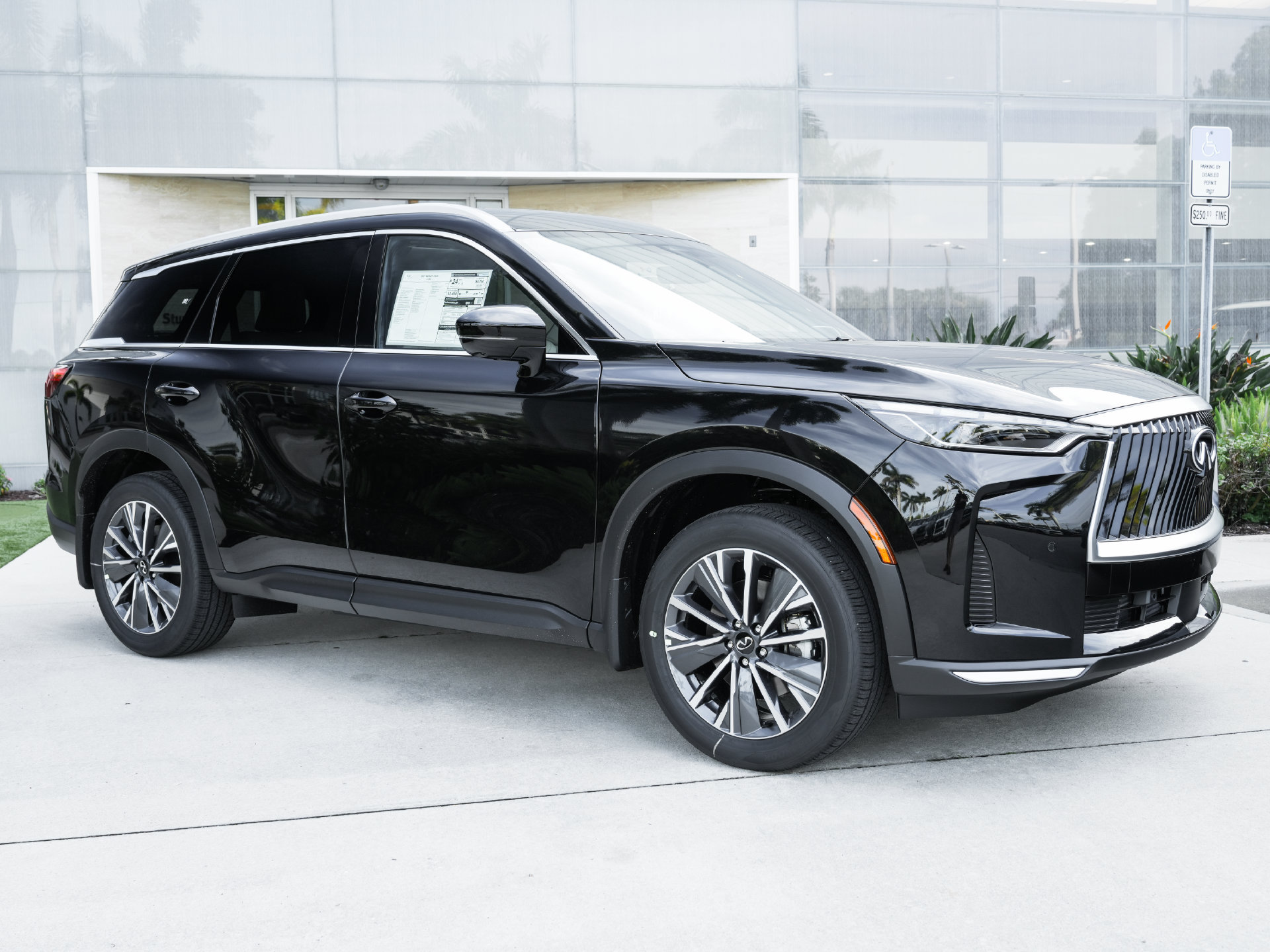 New 2027 INFINITI QX60 Luxe FWD image 3