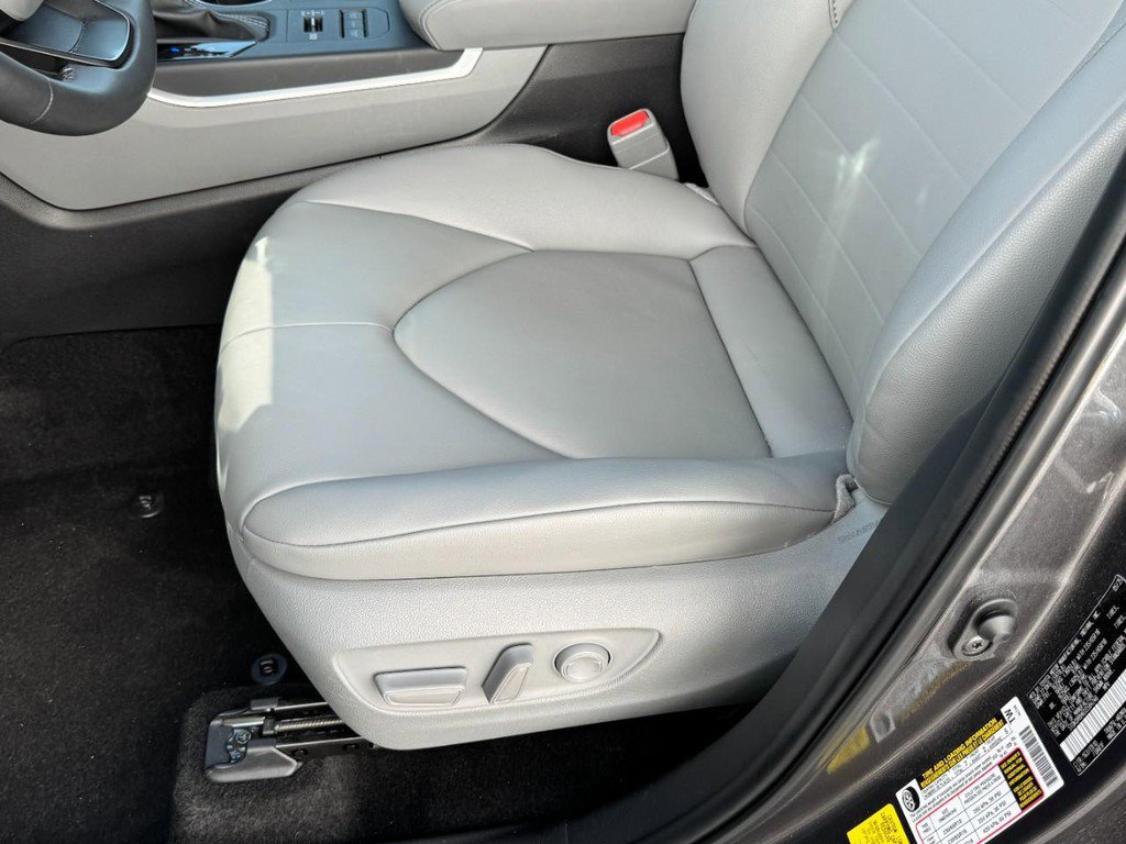 Used 2025 Toyota Highlander AWD image 26