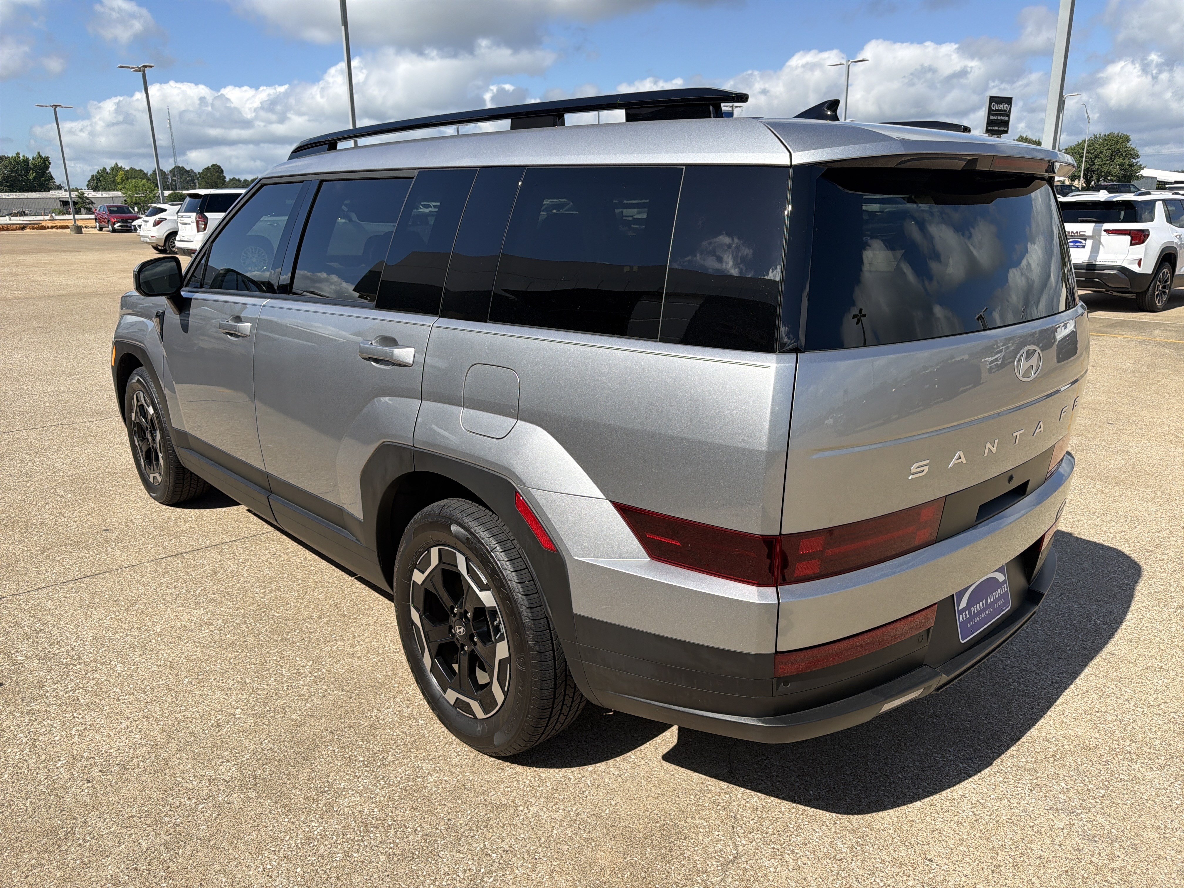 Used 2025 Hyundai Santa Fe SEL FWD image 4