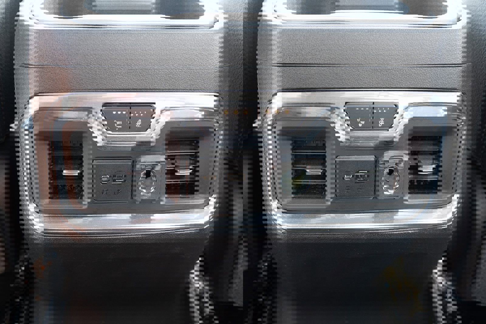 Used 2023 GMC Sierra 3500 Denali w/ Denali Black Diamond Edition image 19