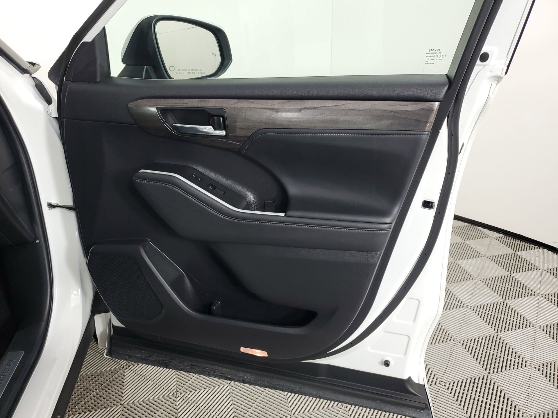 Used 2023 Toyota Highlander Limited image 25