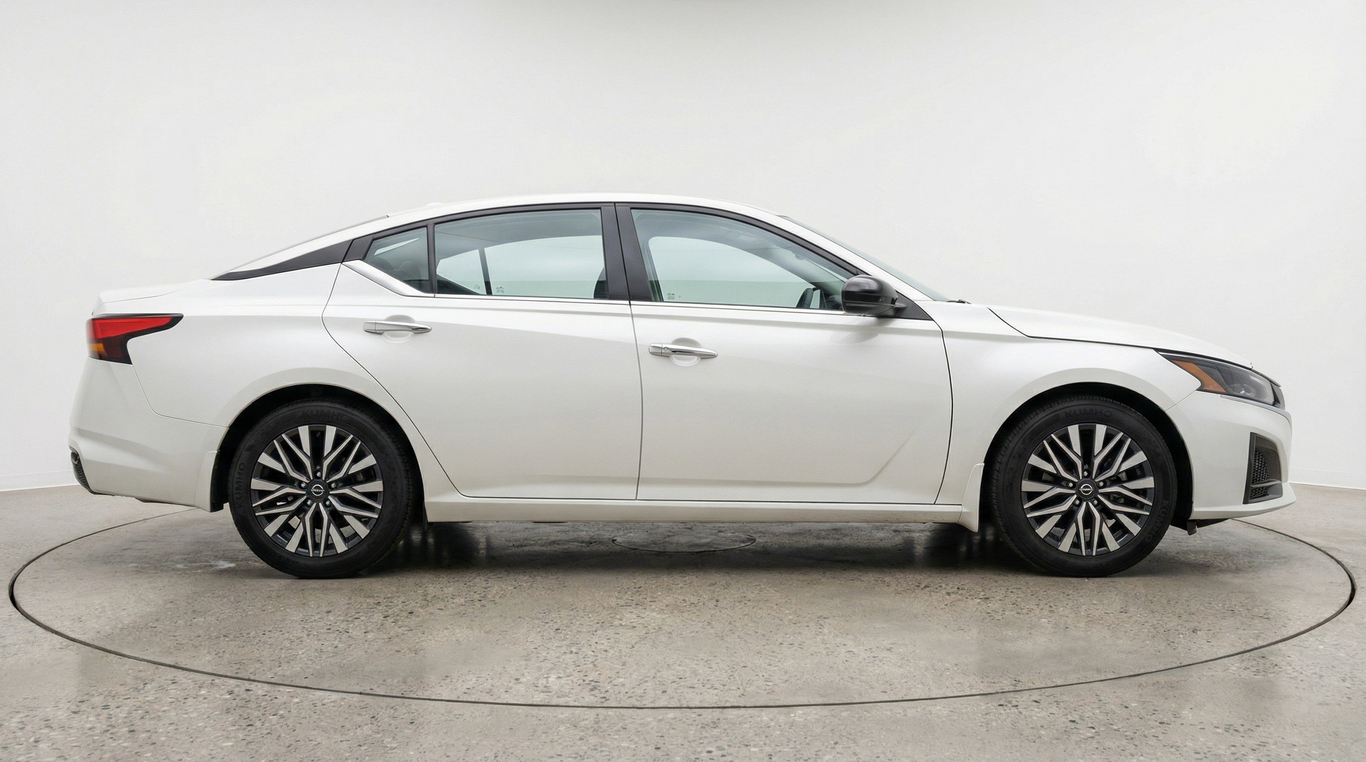 Used 2025 Nissan Altima 2.5 SV FWD image 11