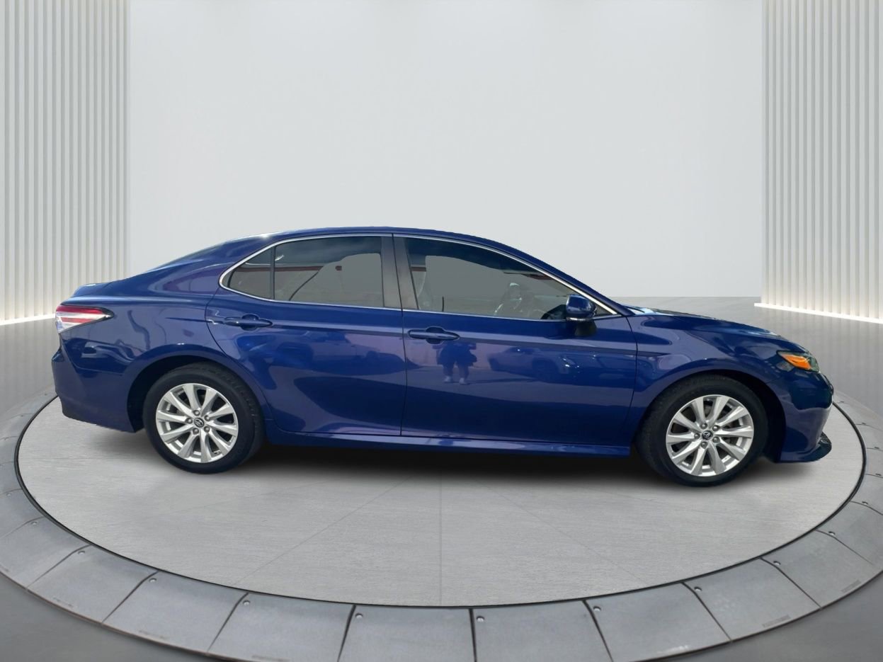 Used 2018 Toyota Camry LE image 4