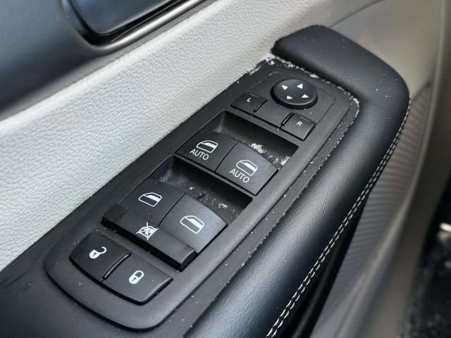 Used 2023 Chrysler Pacifica Touring-L image 17