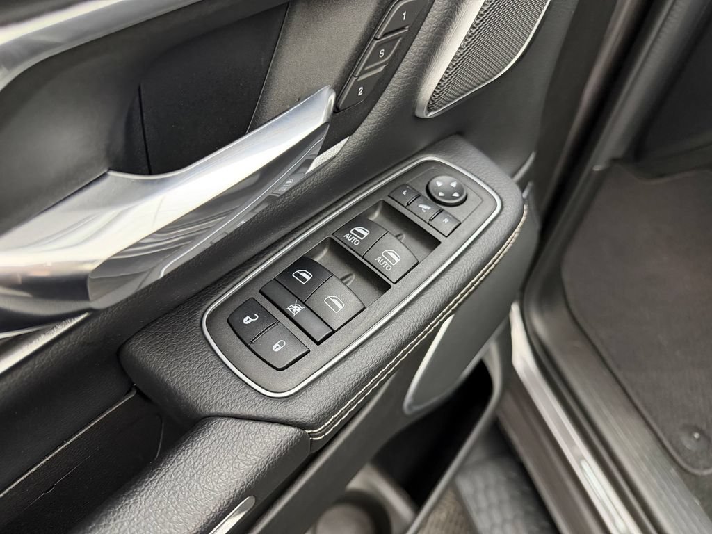 Used 2023 RAM 1500 Laramie AWD/4WD image 12