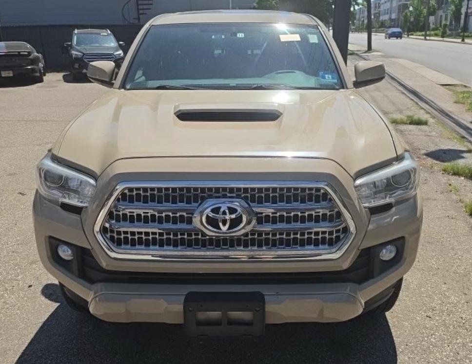 Used 2016 Toyota Tacoma TRD Sport w/ Premium & Technology Package AWD/4WD image 10