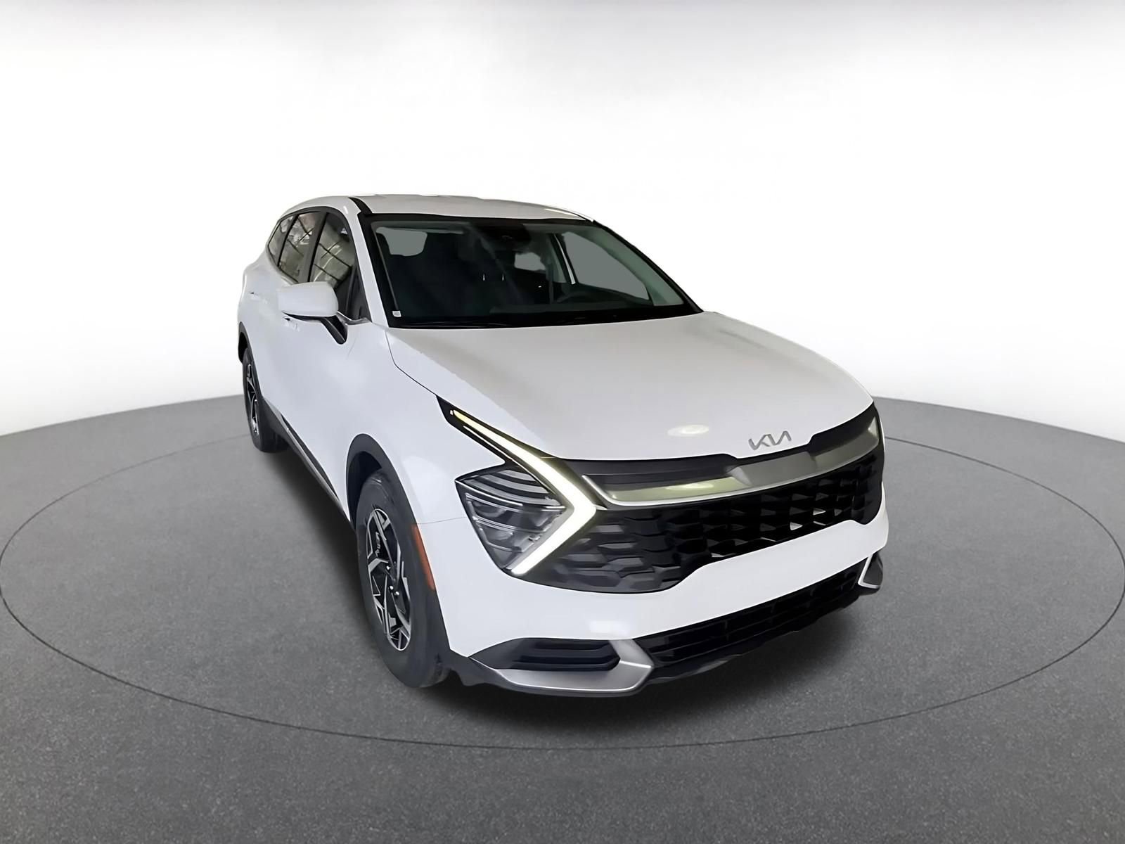 Used 2025 Kia Sportage LX image 3