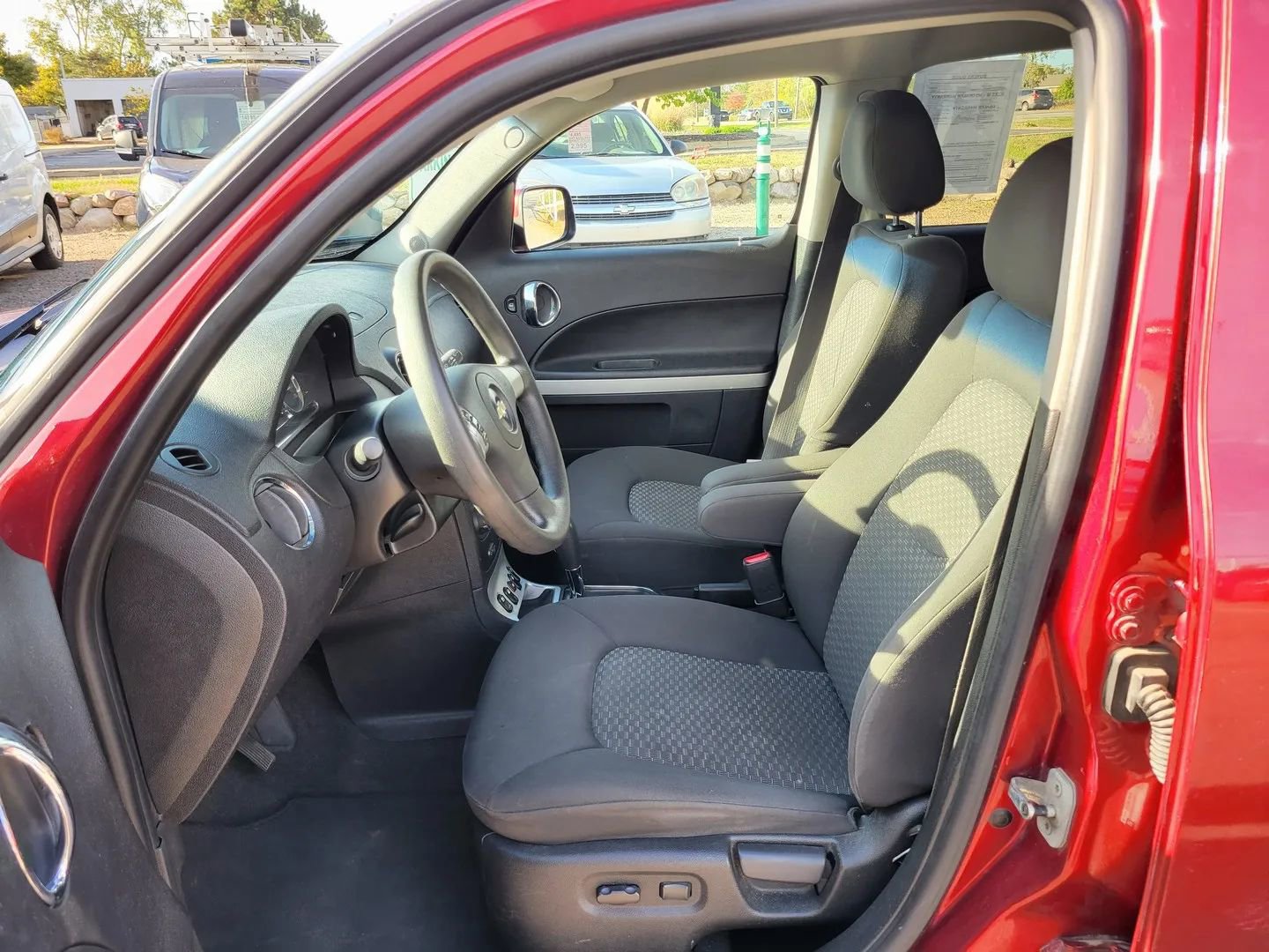 Used 2008 Chevrolet HHR LT image 2