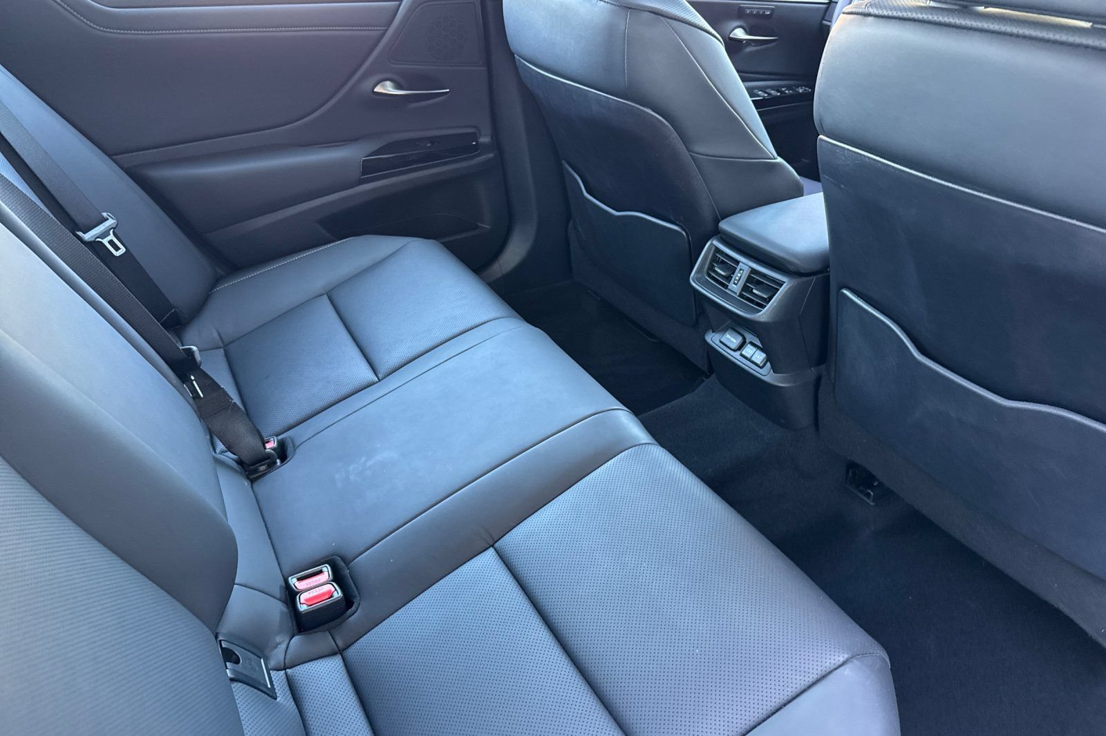 Used 2024 Lexus ES 300h w/ Premium Package FWD image 18