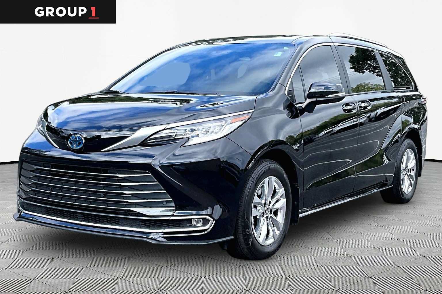 Certified 2025 Toyota Sienna Limited FWD image 1