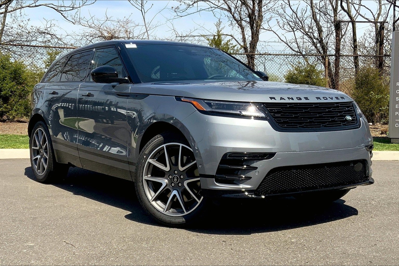 New 2026 Land Rover Range Rover Velar Dynamic SE image 2