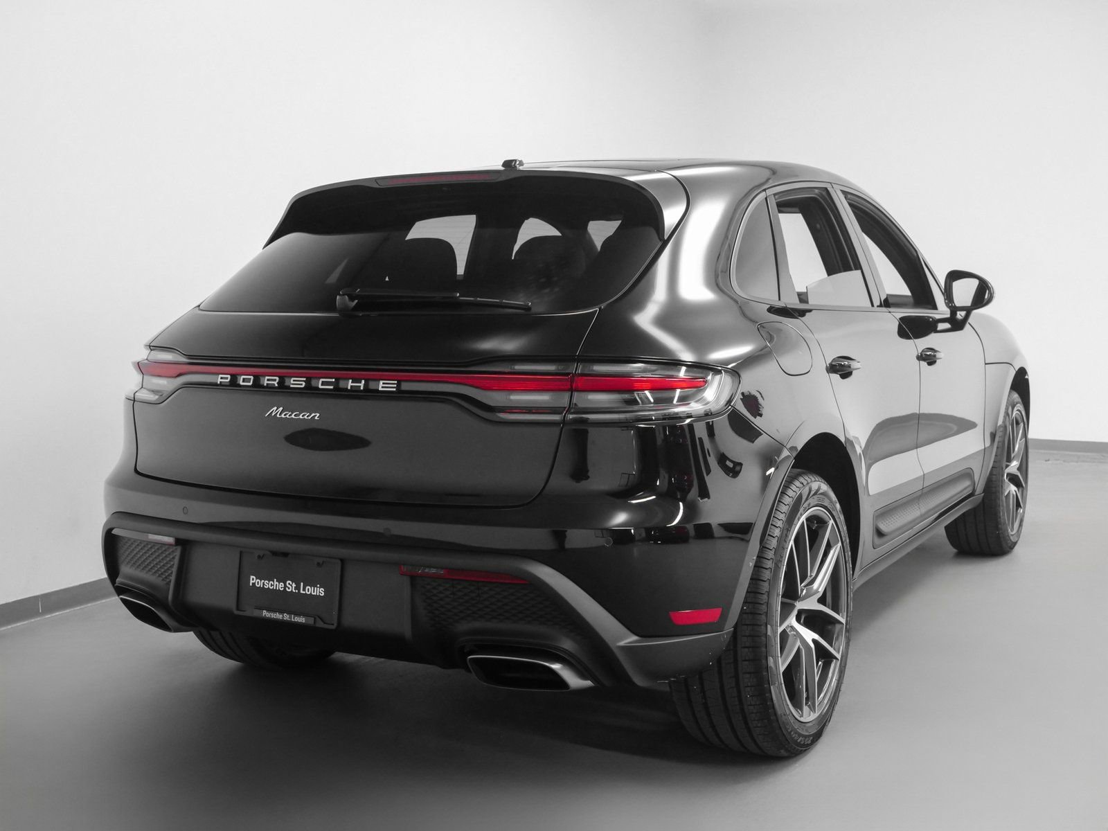 Certified 2025 Porsche Macan image 9