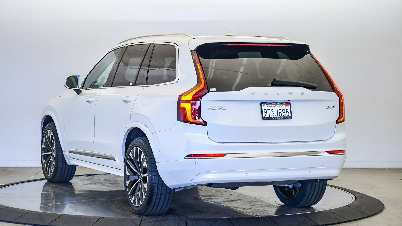 Certified 2025 Volvo XC90 B6 Plus w/ Protection Package Premier image 2