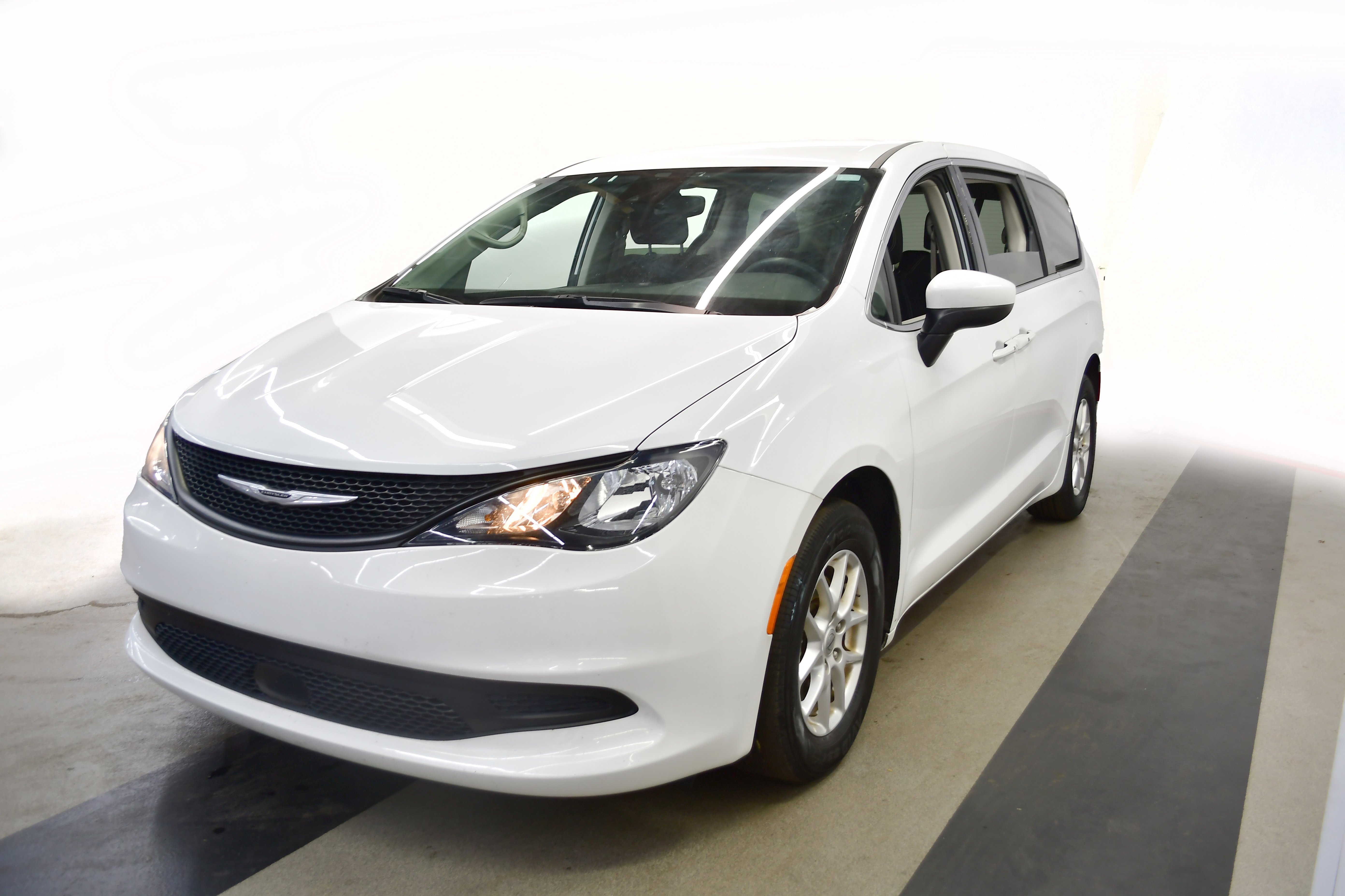 Used 2023 Chrysler Voyager LX FWD image 4