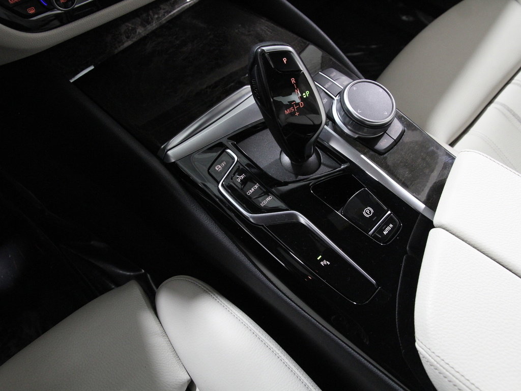 Certified 2022 BMW 530i xDrive w/ Convenience Package image 15