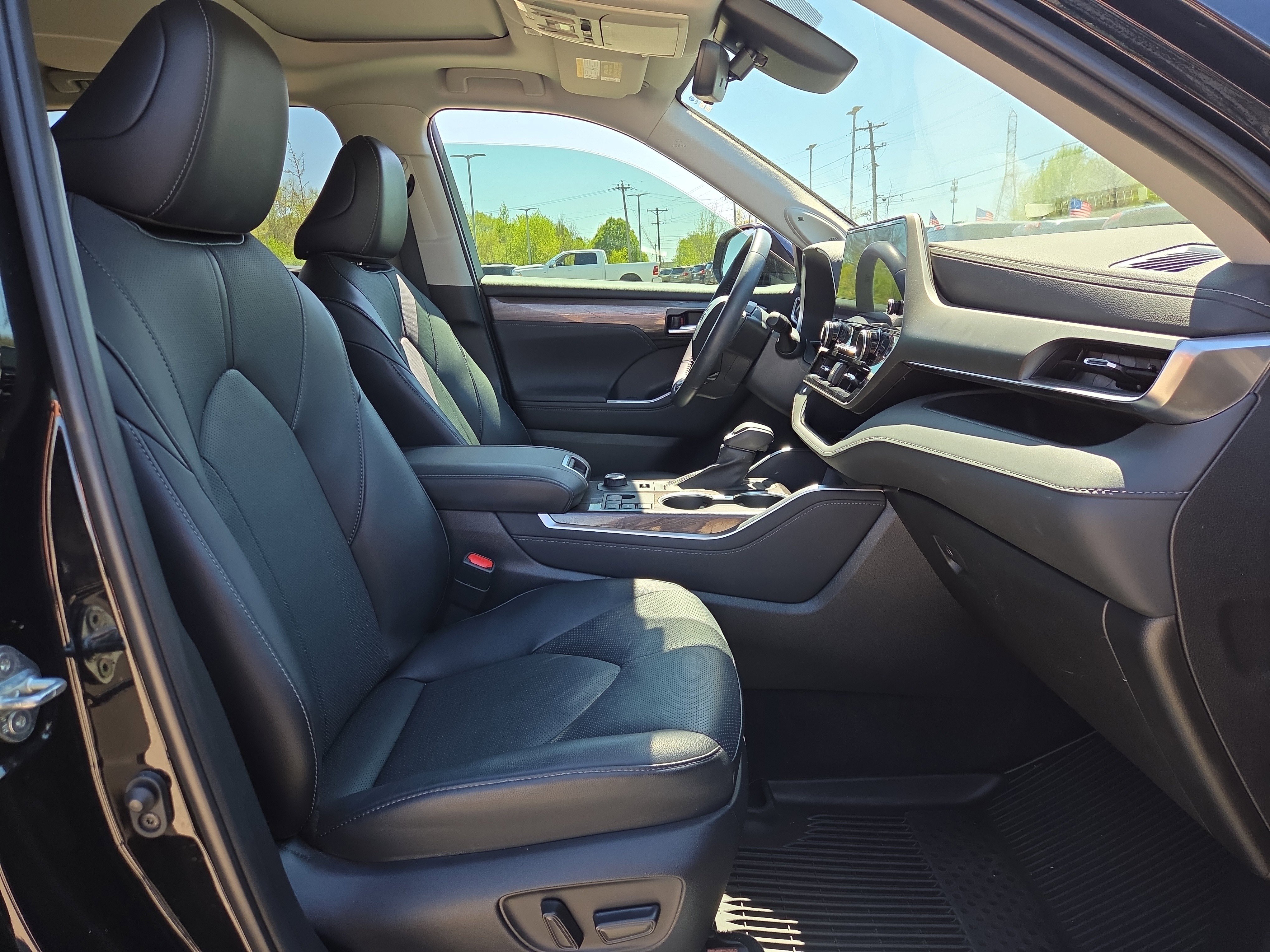 Used 2023 Toyota Highlander Limited image 17