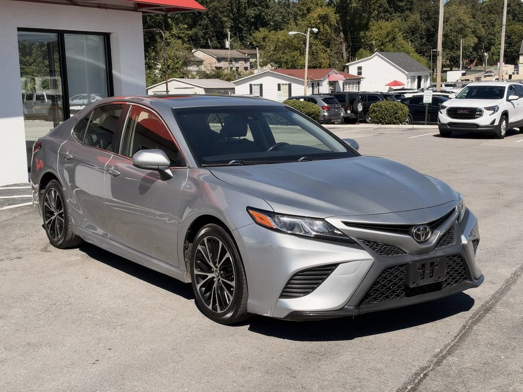 Used 2018 Toyota Camry SE w/ Moonroof Package FWD image 8