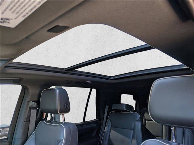 Used 2023 GMC Yukon SLT w/ SLT Premium Package image 17