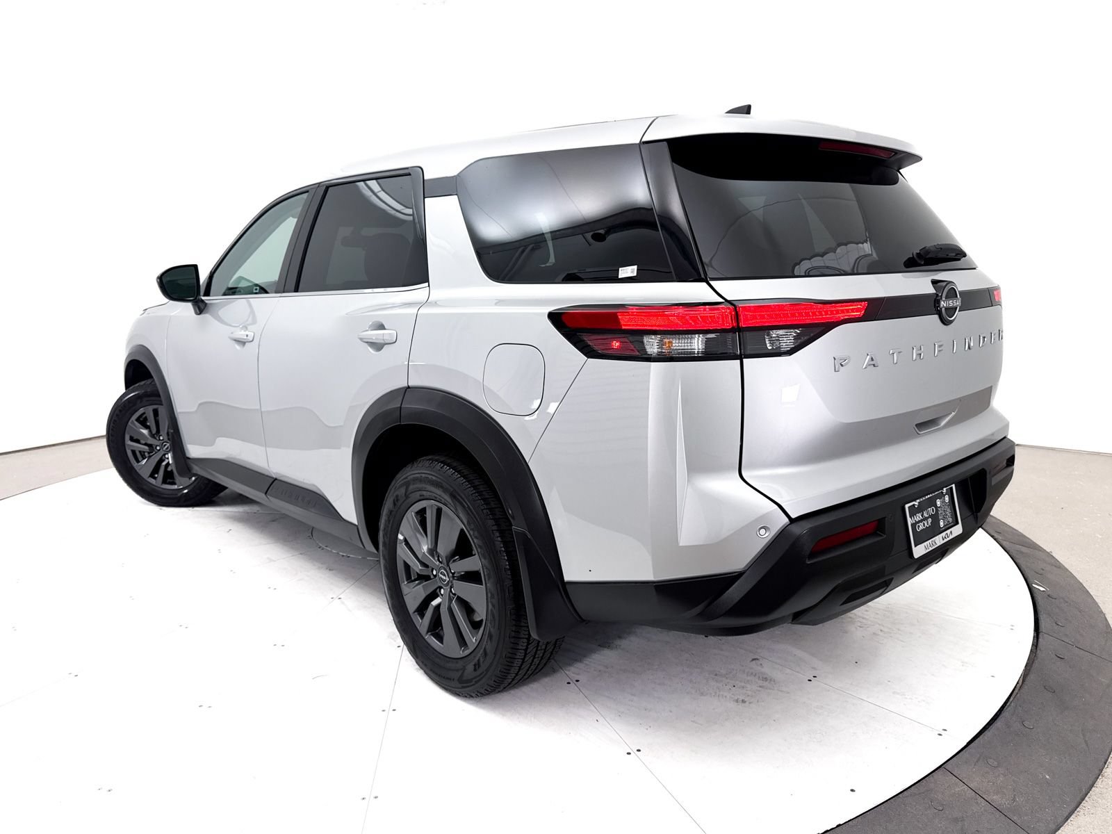 Used 2024 Nissan Pathfinder S FWD image 2