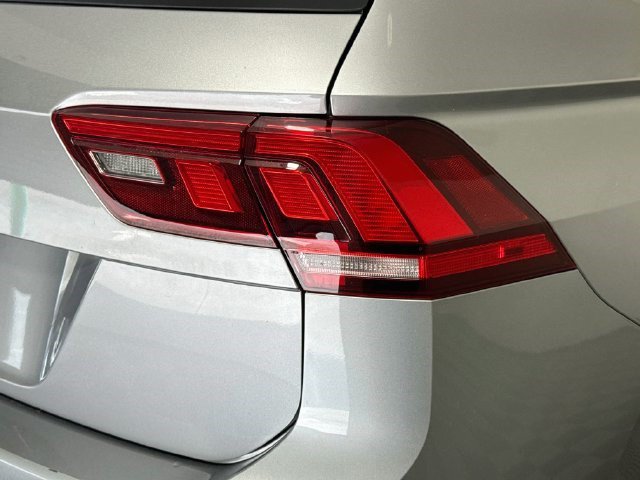 Used 2022 Volkswagen Tiguan SE R-Line FWD image 33