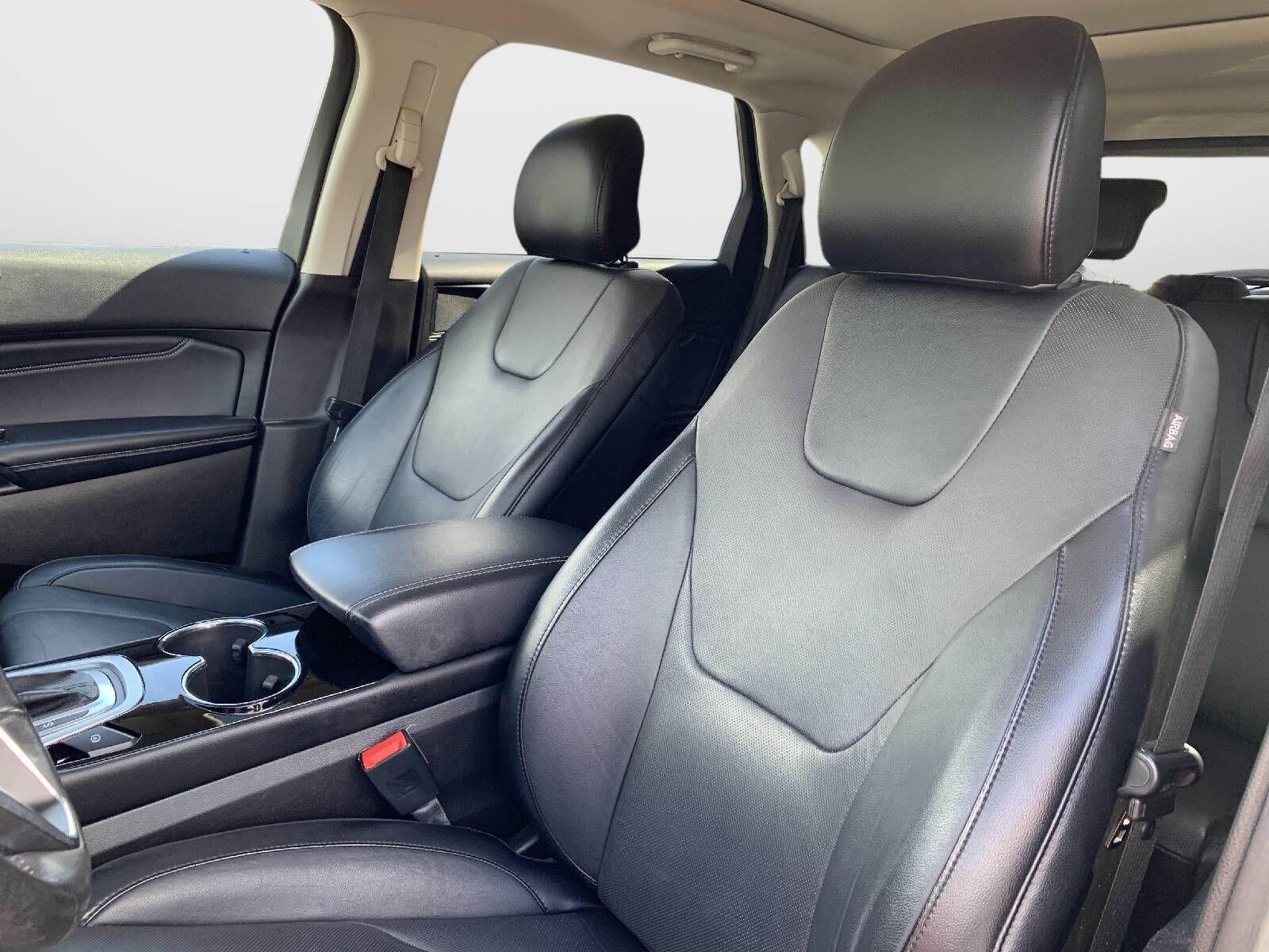 Used 2018 Ford Edge Titanium w/ Equipment Group 301A AWD/4WD image 30