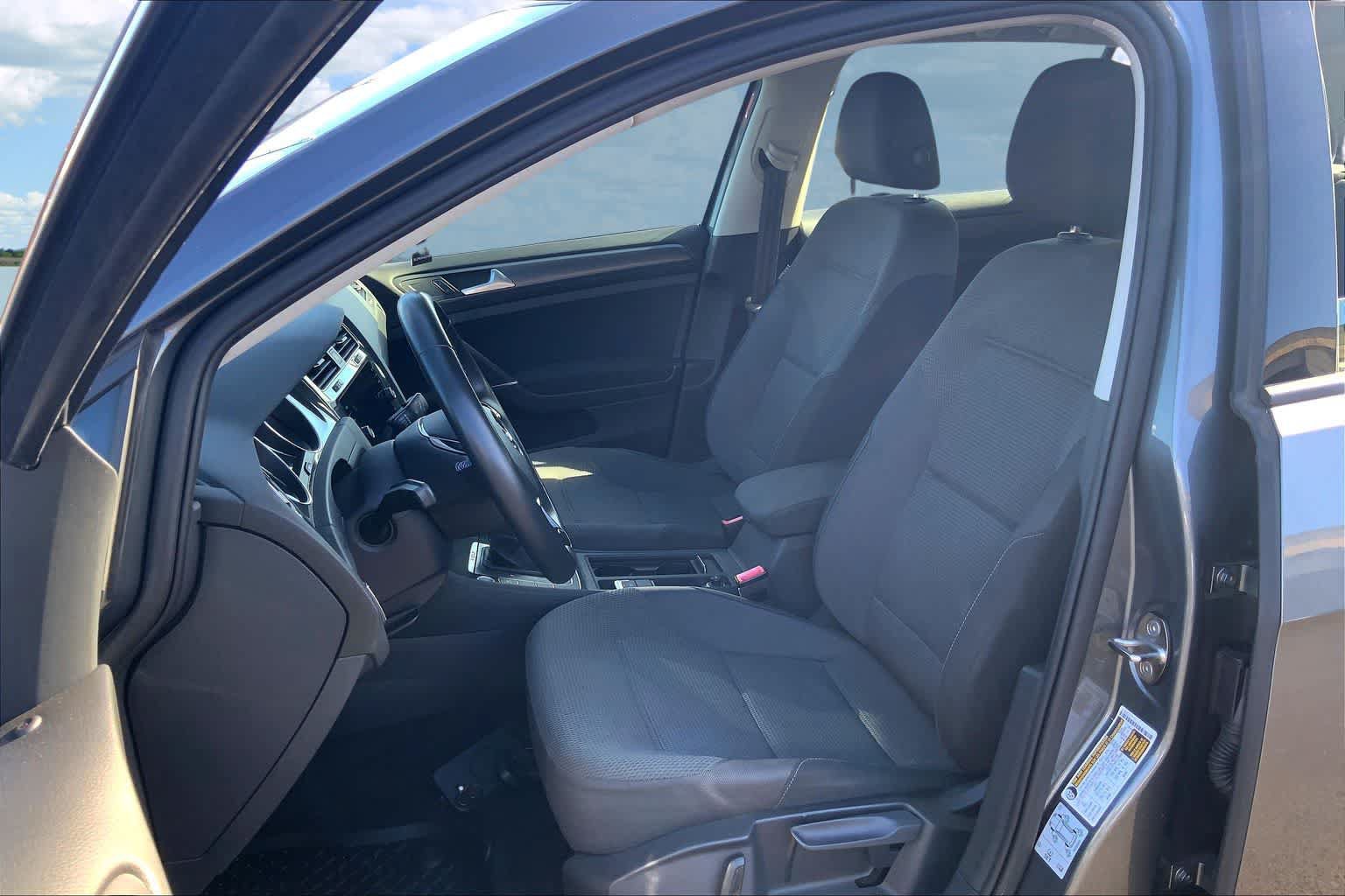 Used 2019 Volkswagen e-Golf SE w/ Driver Assistance Package FWD image 11