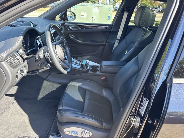 Used 2025 Porsche Macan AWD/4WD image 15