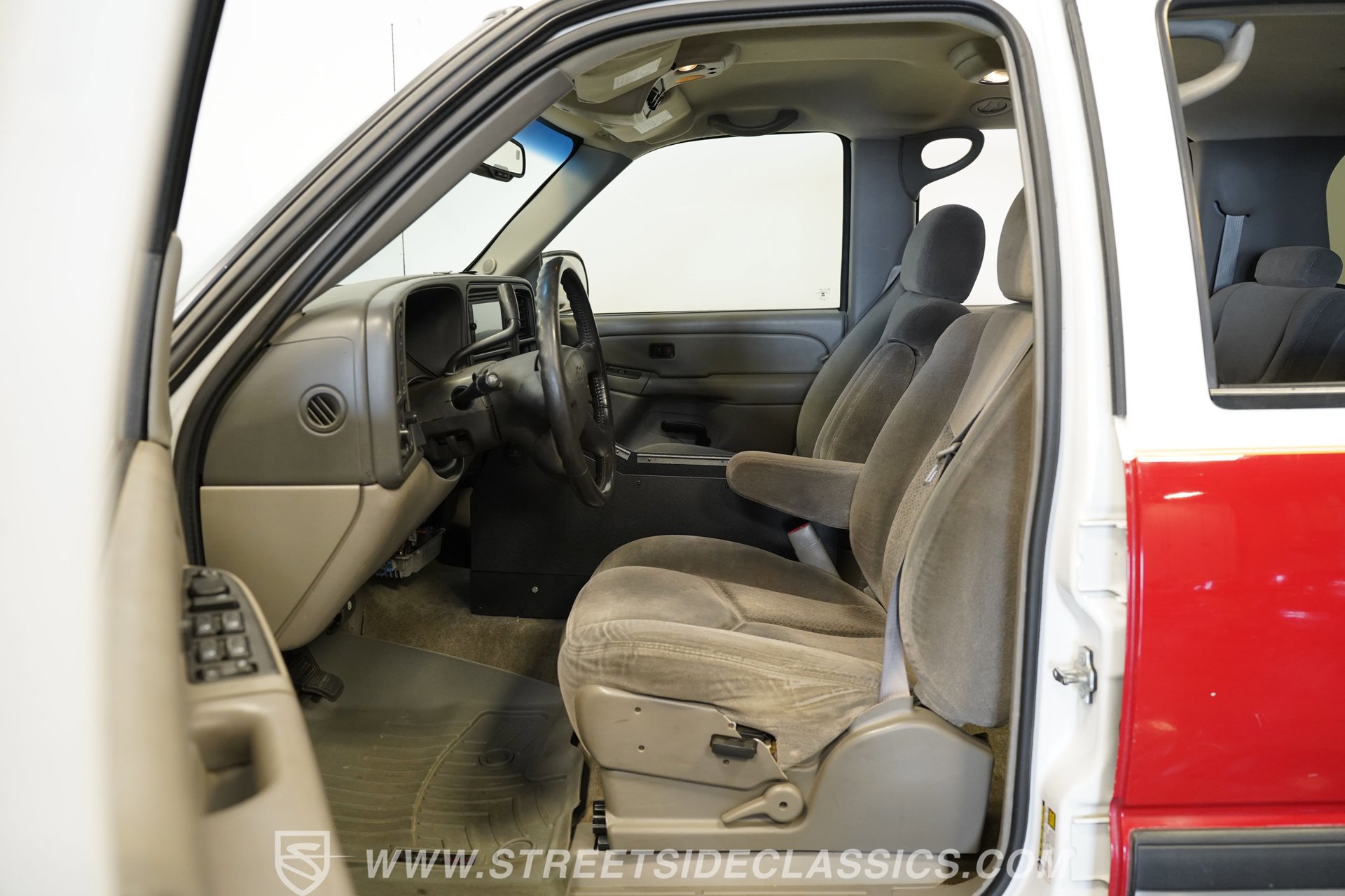 Used 2004 Chevrolet Suburban 2500 AWD/4WD image 3
