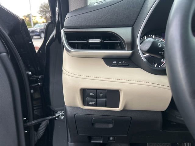 Used 2024 Toyota Highlander XLE image 25