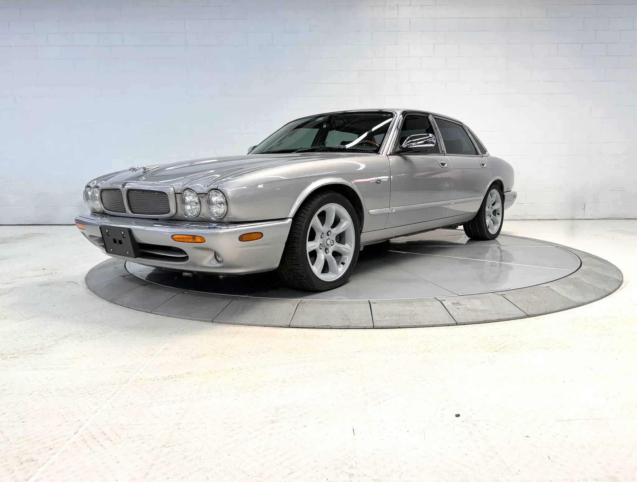 Used 2000 Jaguar XJ8 RWD image 9