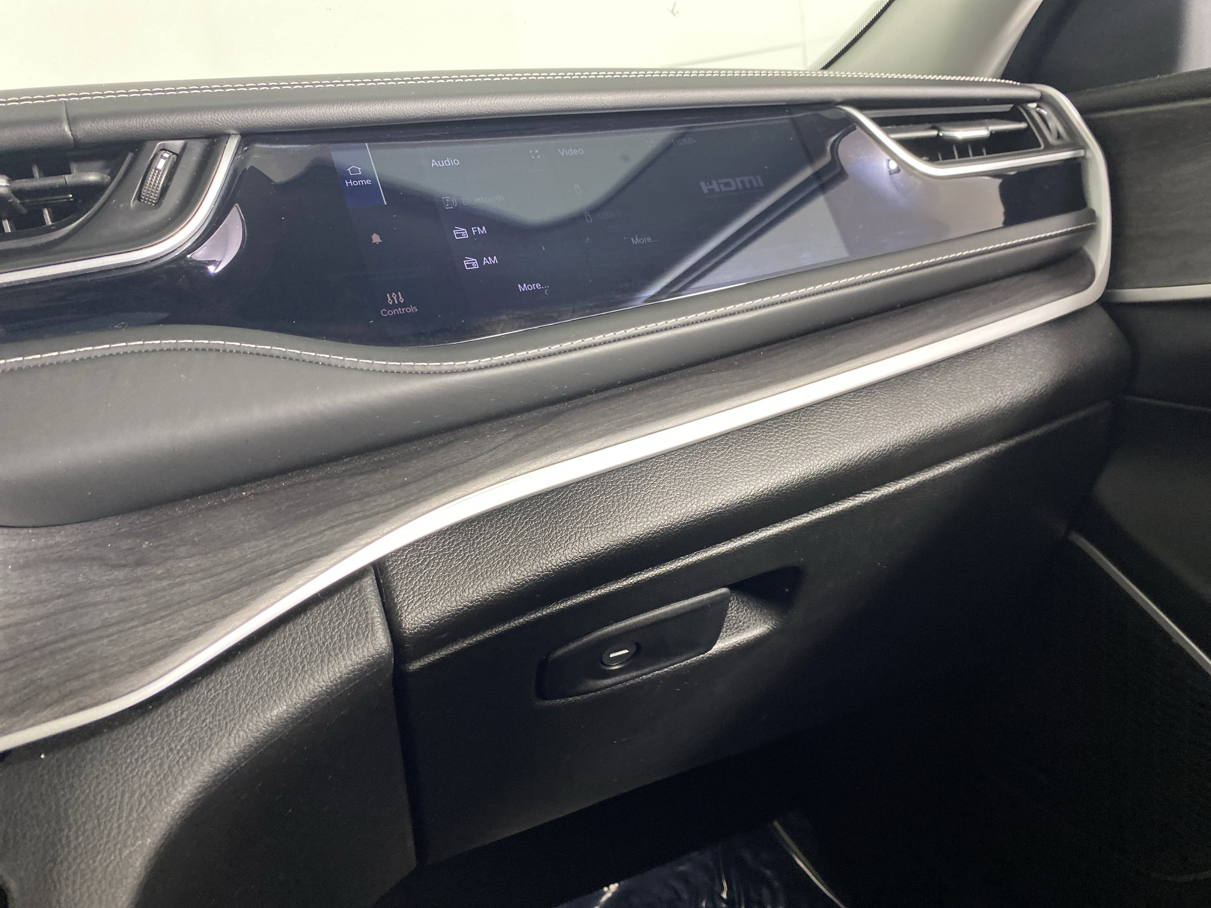 Used 2022 Jeep Grand Cherokee Limited 4xe w/ Luxury Tech Group II image 32