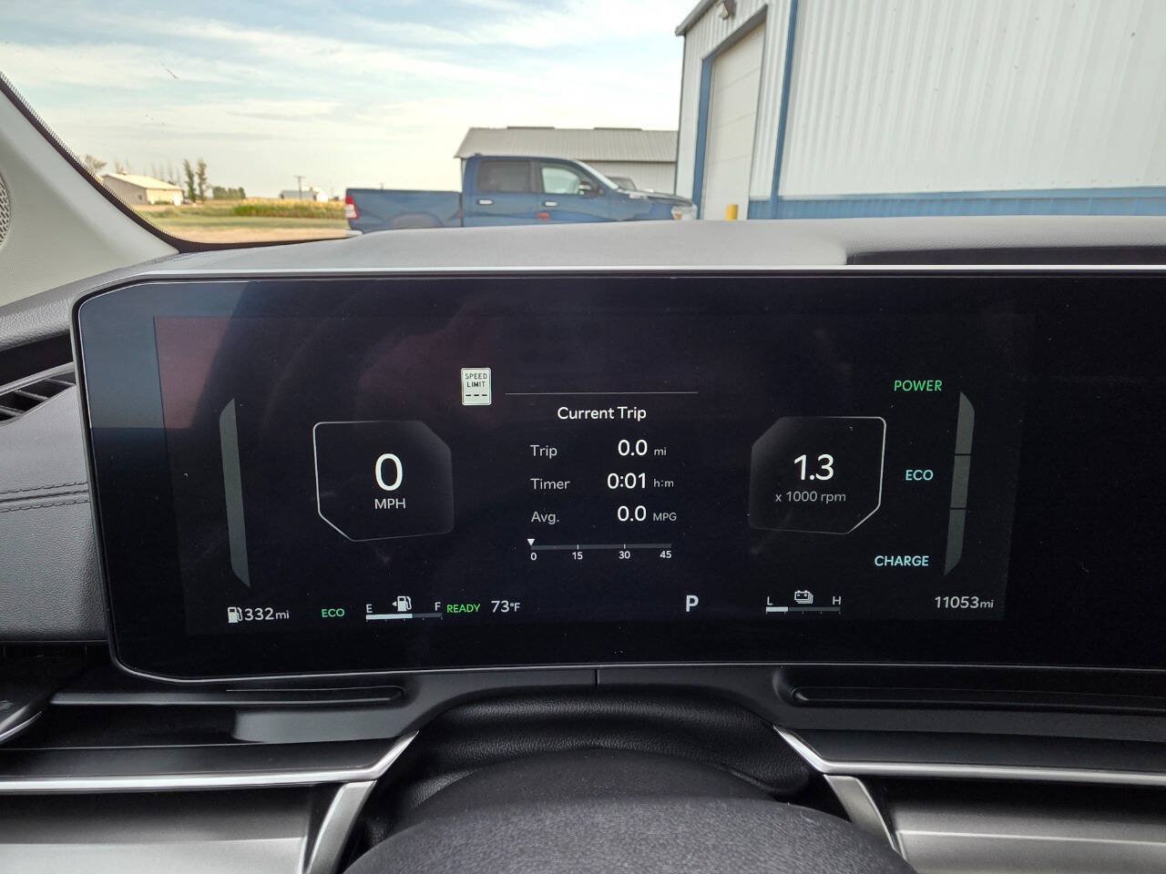 Used 2025 Kia Carnival SX w/ SX Dark Edition Package FWD image 10