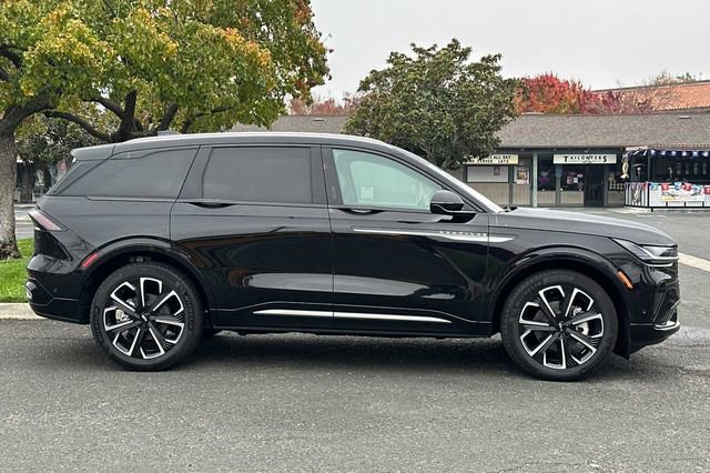 Used 2024 Lincoln Nautilus Reserve w/ Equipment Group 202A image 7