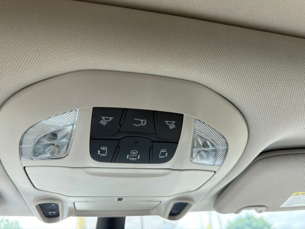 Used 2024 Chrysler Pacifica Limited FWD image 30