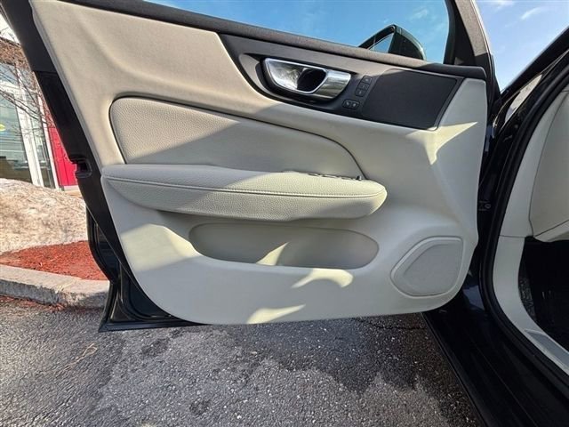 Used 2020 Volvo S60 T6 Momentum w/ Protection Package image 11