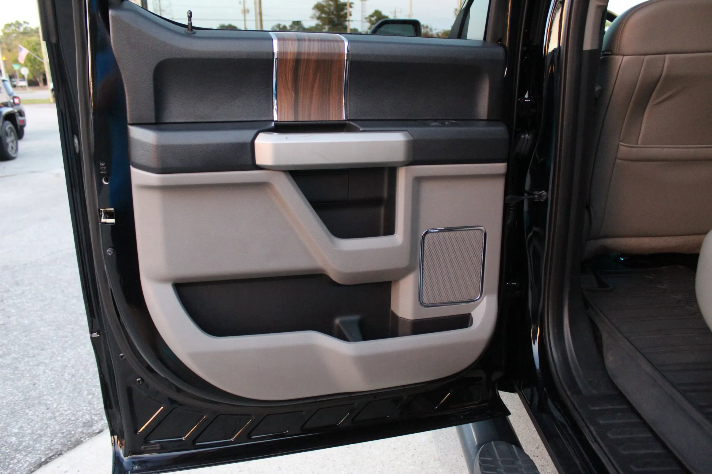 Used 2017 Ford F150 Lariat image 19