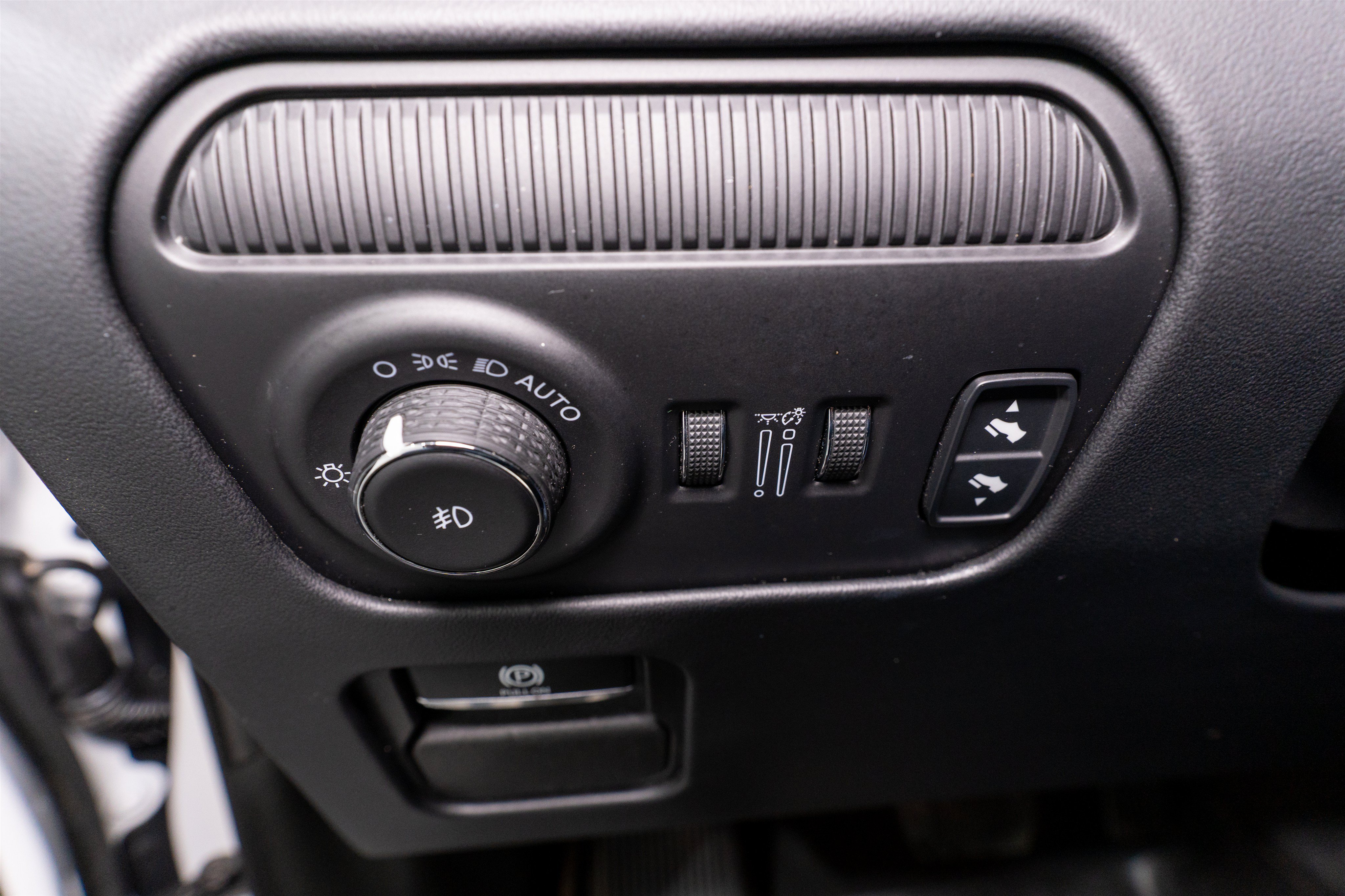 Used 2024 Jeep Grand Wagoneer L Series III AWD/4WD image 35